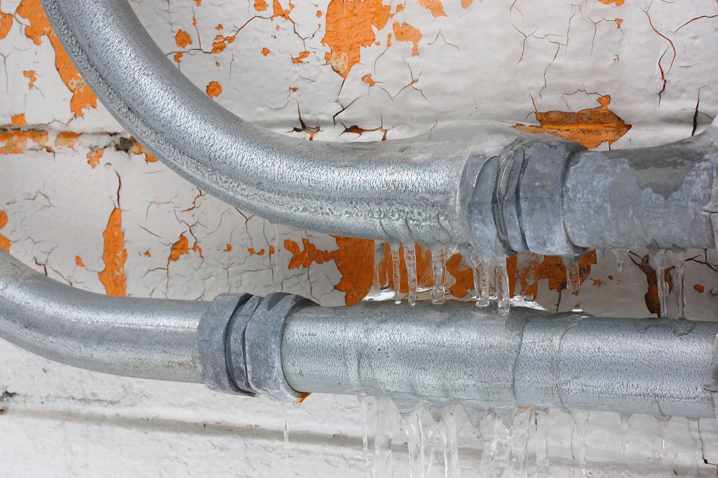 When do pipes freeze, and why is it a big deal? 