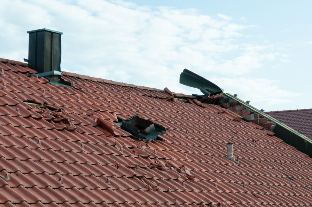 Sturmschäden abgedeckte Dächer